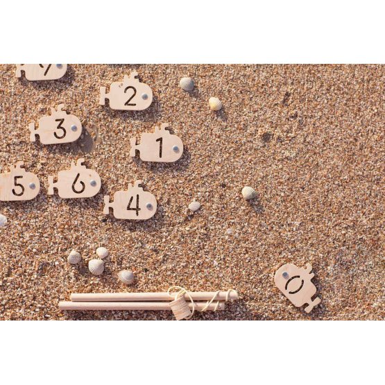 Magnetic submarines with numbers