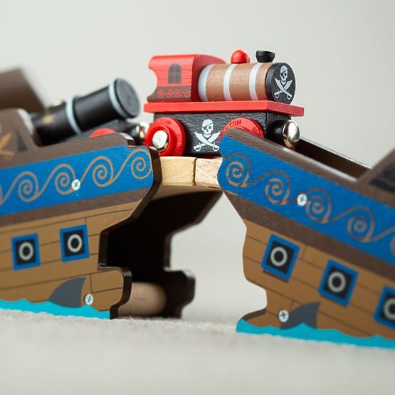 Bigjigs Rail Pirate train + 3 tracks