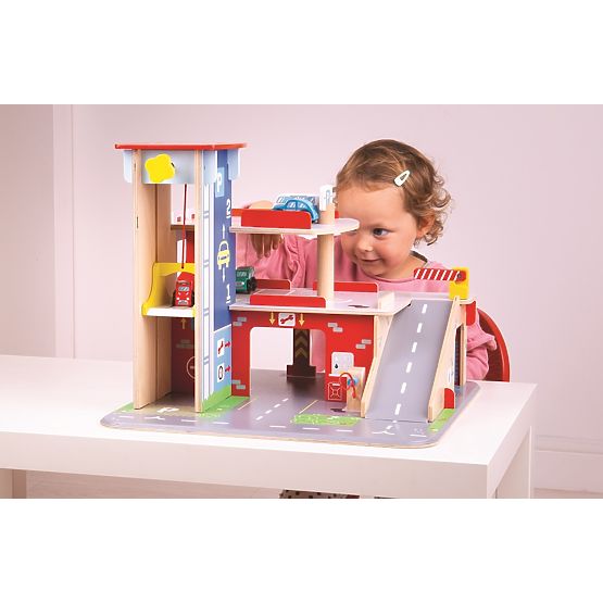 Bigjigs Toys Garage with Parking Lot