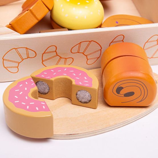 Bigjigs Toys Slicing pastry in a box