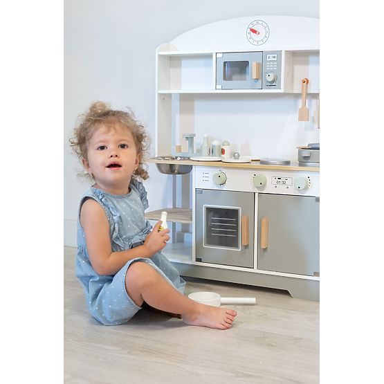 Lucy wooden kitchen with accessories