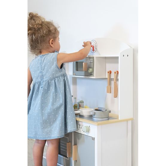 Lucy wooden kitchen with accessories