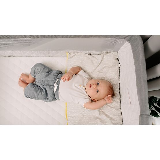 Travel cot for parents' bed Theo - light grey