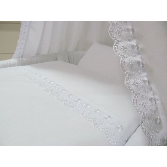 Wicker cot with equipment for baby - white