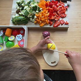 Bigjigs Toys Cutting fruit in a box